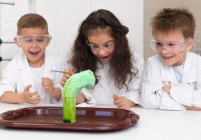 kids-doing-chemical-experiment-school
